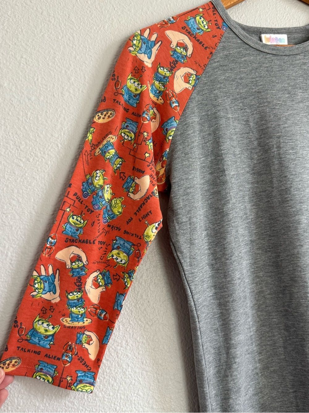 NWT DISNEY TOY STORY ALIENS T-SHIRT - SMALL- THE CLAW - Picture 2 of 6
